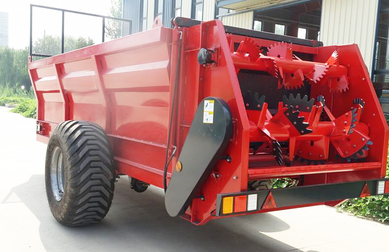 Twin Horizontal Beaters manure spreader
